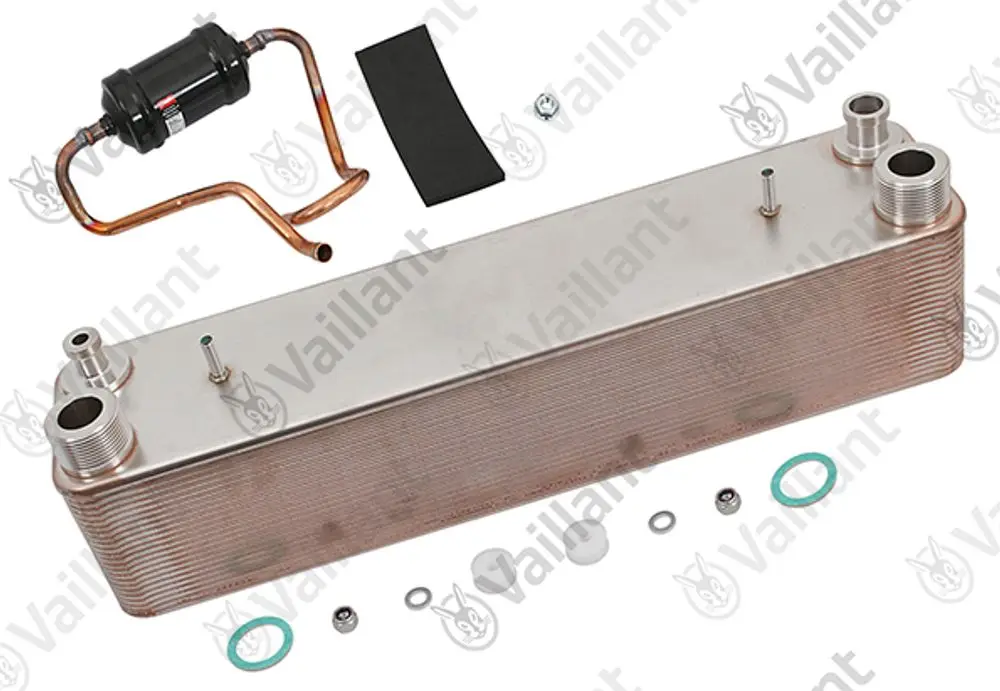 Vaillant Wärmetauscher mit Kupferrohren und Dichtungen, ausgestattet mit mehreren Anschlüssen. Enthält eine schwarze Baugruppe und verschiedene Gummidichtungen.